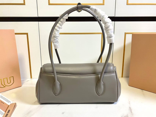 スーパーコピーブランドバッグ背面デザイン